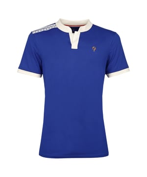  Fashionalert voor Q1905   Steel de show bij elke gelegenheid   Combineer dit item met een van de andere musthaves bij V&D
Sportshirt met polokraag. Deze polo met Q-dry voor heren van Q1905 is erg comfortabel door de stretched fit. Dit zorgt ervoor dat je gemakkelijk vrij kunt bewegen. Daarnaast heeft dit shirt een goede vochtopname zodat je nooit ongemak hebt van zweten tijdens het sporten. Het shirt heeft een polokraag en is daarnaast voorzien van de bekende Q1905 blokstrepen op de linkerschouder.

 Deze polo is geschikt voor:

  
 * tennis 
 * hardlopen 
 * fitness