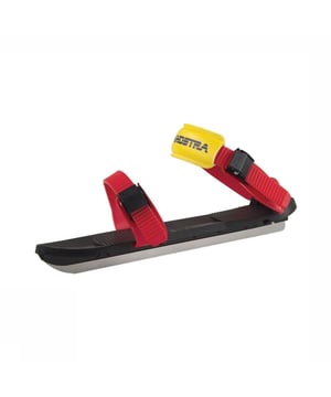 Altijd in de Zandstra uitverkoop op V&D. Dit item koop je nu met flinke korting in de Zandstra outlet!
Easy Glider.Een schaats voor zowel kinderen als volwassenen. De perfecte schaats voor beginners !Naast het enorme succes van de Zandstra Comfort Noren heeft bij de kinderschaatsen de Easy Glider voor een kleine revolutie gezorgd. Er zijn weinig voorbeelden waarbij in zo’n korte tijd een volledig nieuw model schaats zo populair is geworden. De Easy Glider maakt het leven voor de beginnende schaatsers zeer aangenaam. Het gevolg is dat deze groep voor de schaatssport enthousiast gemaakt wordt en behouden blijft voor deze tak van sport. Maten: Small=26-30 Medium=31-35 Large=35-39 X-Large=40-43/44  Enkele van de belangrijkste kenmerken van deze door Zandstra ontwikkelde schaats: 1. R.V.S. Springsteel. Hardheid 48 Rc. Schaatsen blijven lang scherp. 2. Het staal heeft een dikte van 1.7 mm en is geslepen in een ronding van 35 meter. De ervaring leert dat dit ideaal is voor beginners. 3. Het frame is 50% breder dan de bestaande houten schaats. Hierdoor meer stabiliteit en dus meer zelfvertrouwen 4. eenvoudig onderbinden* Comfortabel* veilig* stabiel. De banden maken het mogelijk de schaats snel en gemakkelijk onder te binden. In veel gevallen is hulp niet meer nodig. Indien nodig kan men na enkele minuten schaatsen de banden wat strakker aantrekken.  5. De hielband heeft een zachte beschermstrap op de wreef.  6. Het frame is gemaakt van technisch nylon. Zytel 501 ST. 7. De achterkant van de Easy Glider is veilig. 8. Bij valpartijen geen verwondingen.