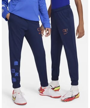 De laatste maten van dit topitem uit onze Nike outlet, scoor je met een flinke korting. Het is altijd Nike sale in de Sportkleding jongens sale outlet op V&D.
<p><h2>Introductie</h2>
</p>
<p>De NIKE CR7 Big Kids' Soccer Pants zijn een must-have voor jouw kind als hij of zij een echte voetballiefhebber is. Deze broek is gemaakt van zacht materiaal en heeft een opvallende print. 
</p>
<p>
</p>
<p><h2>Voordelen</h2>
</p>
<p>Deze NIKE CR7 Big Kids' Soccer Pants hebben een korte rits aan de onderkant, wat het aantrekken en uittrekken een stuk makkelijker maakt. Daarnaast is hij voorzien van ritssluitingen aan de zijkanten, waardoor je kind de broek op de juiste maat kan aanpassen. 
</p>
<p>
</p>
<p><h2>Belangrijke Kenmerken</h2>
</p>
<p><ul>
</p>
<p>  <li>Kleur: Blauw</li>
</p>
<p>  <li>Materiaal: Zacht</li>
</p>
<p>  <li>Print: Opvallend</li>
</p>
<p>  <li>Korte rits aan de onderkant</li>
</p>
<p>  <li>Ritssluitingen aan de zijkanten</li>
</p>
<p></ul>
</p>
<p>
</p>
<p><h2>Samenvatting</h2>
</p>
<p>De NIKE CR7 Big Kids' Soccer Pants zijn een ideale uitrusting voor elke voetballiefhebber. Gemaakt van zacht materiaal en voorzien van uitstekende kenmerken zoals korte ritsen aan de onderkant en ritssluitingen aan de zijkanten, zijn deze broek een must-have voor je kind.</p>