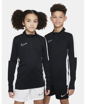 Mooi item uit onze Nike sale. Scoor deze topper nu voordelig in onze Nike outlet tegen een scherpe uitverkoopprijs.
<p><h2>Introductie</h2>
</p>
<p>De NIKE - k nk df acd23 drill top br - Zwart-Wit is een stijlvolle en comfortabele top voor jongens die de hele dag comfortabel willen zitten. Het is gemaakt van een mix van lichte materialen, waardoor het ademend en zacht aanvoelt. Het is verkrijgbaar in de kleuren zwart en wit, waardoor het perfect is voor elke gelegenheid. De korte mouwen en de losse pasvorm zorgen ervoor dat je je optimaal kunt bewegen zonder dat je je zorgen hoeft te maken over je outfit.
</p>
<p>
</p>
<p><h2>Voordelen</h2>
</p>
<p>De NIKE - k nk df acd23 drill top br - Zwart-Wit biedt veel voordelen. Het is ademend, zacht en comfortabel, waardoor je de hele dag comfortabel kunt zitten. Het is verkrijgbaar in twee kleuren, waardoor het perfect is voor elke gelegenheid. De korte mouwen en de losse pasvorm zorgen ervoor dat je je optimaal kunt bewegen. Door de lichte materialen voelt het zacht aan en zorgt het ervoor dat je het hele jaar door comfortabel kunt zitten.
</p>
<p>
</p>
<p><h2>Belangrijke Kenmerken</h2>
</p>
<p><ul>
</p>
<p><li>Ademend en comfortabel</li>
</p>
<p><li>Verkrijgbaar in twee kleuren</li>
</p>
<p><li>Korte mouwen en losse pasvorm</li>
</p>
<p><li>Lichte materialen voor een zachte aanraking</li>
</p>
<p><li>Geschikt voor het hele jaar door</li>
</p>
<p></ul>
</p>
<p>
</p>
<p><h2>Samenvatting</h2>
</p>
<p>De NIKE - k nk df acd23 drill top br - Zwart-Wit is een stijlvolle en comfortabele top voor jongens die de hele dag comfortabel willen zitten. Gemaakt van een mix van lichte materialen, is het ademend en zacht aanvoelend. Het is verkrijgbaar in twee kleuren, waardoor het perfect is voor elke gelegenheid. De korte mouwen en de losse pasvorm zorgen ervoor dat je je optimaal kunt bewegen. Door de lichte materialen voelt het zacht aan en is het geschikt voor het hele jaar door.</p>