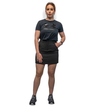
Ice Peak Bedra dames wandelrok zwart



Deze ICEPEAK rok is een uitstekende keuze voor allerlei zomerse buitenactiviteiten! De elastische binnenbroek past zich aan, aan de vorm van de benen en voorkomt wrijving. De lichte oppervlaktestof van de rok heeft 4-way stretch en heeft een waterafstotende oppervlaktebehandeling, waardoor de rok droog blijft. Als het echter helemaal nat wordt, zul je je niet lang oncomfortabel voelen, omdat de stof vocht laat verdampen en snel droogt. Aan de achterkant van de taille zit een elastiek en aan de achterkant van de zoom een ​​split. 



Handig om te weten:

- Pasvorm: Regular-fit
- Materiaal: 90% Polyester,10% Elastaan