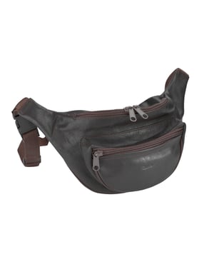 
Afmetingen: 33.00 cm breed x 15.00 cm hoog x 10.00 cm diep <p>Deze handige heuptas is gemaakt van zacht rundleder en kan op diversen manieren gedragen worden. Het bestaat uit twee opbergvakken welke allemaal veilig afgesloten worden met een rits. Ook de achterzijde heeft nog een kleiner ritsvak beschikbaar. De tas is te dragen als heuptas, crossbody of schoudertas en beschikt aan de heupriem over een afsluitbare gesp.</p>