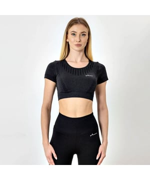 
<!DOCTYPE html> <html lang="nl"> <head>     <meta charset="UTF-8">     <meta name="viewport" content="width=device-width, initial-scale=1.0">     <meta name="description" content="Ontdek de Forza Naadloze Crop Top, de perfecte top voor workouts. Met een kort model, comfortabel stretch materiaal en ademend design. Bestel nu op SportenSki.nl.">     <meta name="keywords" content="Forza Crop Top, Naadloze top, workouts, stretch materiaal, ademend, comfortabel, high waist legging, Midnight Black, producteigenschappen, materiaal">     <title>Forza Naadloze Crop Top - SportenSki.nl</title> </head> <body>     <h1>Forza Naadloze Crop Top</h1>     <p>De Forza Naadloze Crop Top is de perfecte keuze voor je workouts. Met een kort model en fijn stretch materiaal in de taille, biedt deze Crop Top ultiem comfort. De elastische band zorgt voor een perfecte aansluiting op de taille.</p>     <p>Het ademende materiaal voorkomt transpireren en garandeert optimale prestaties. De Crop Top heeft gedetailleerde contouren die ondersteuning bieden rondom de buste en ribben. Het materiaal rondom de hals en nek is voorzien van een ventilerende mesh voor extra verkoeling.</p>     <p>De Crop Top is volledig naadloos, wat betekent dat er geen irritaties kunnen optreden door naden of stiksels. De verlengde mouwen hebben duimgaten, waardoor je de Crop Top ook kunt dragen tijdens koudere periodes.</p>     <p>Maak je outfit compleet met een bijpassende high waist legging voor een stijlvolle look.</p>     <h2>Producteigenschappen:</h2>     <ul>         <li>Naadloos design</li>         <li>Crop Top (kort model)</li>         <li>Verlengde mouwen met duimgaten</li>         <li>Gedetailleerde contouren</li>         <li>Stretch materiaal</li>         <li>Ademend en ventilerend</li>         <li>Forza logo</li>         <li>Kleur: Midnight Black</li>     </ul>     <h2>Materiaal:</h2>     <ul>         <li>65% Polyamide</li>         <li>27% Polyester</li>         <li>8% Spandex</li>     </ul>     <p>Bestel de Forza Naadloze Crop Top nu op SportenSki.nl en geniet van comfortabele en stijlvolle workouts!</p> </body> </html>