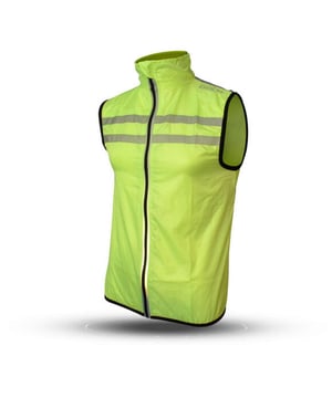 
Het lichte en duurzame stretchweefsel van 100% micro-polyester biedt superieure comfort en ademend vermogen tijdens buitensporten. Het vest is winddicht en waterbestendig. De oplaadbare strip met LED aan de achterkant verbetert je zichtbaarheid tijdens buitensporten. Haal de ledstrip gemakkelijk uit het vestvoordat je het vest in de was stopt. De mesh-stof aan de achterkant verbetert het ademend vermogen met zijn open structuur. Stop uw sleutels of andere waardevolle spullen in het ritsvak op de achterkant van dit vest.