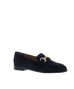
Di Lauro Laure Dames Loafer Een traditionele loafer met een gouden randje, dat is deze instapper van het merk Di Lauro! De loafer heeft een buitenwerk van suède en is voorzien van een gouden bitje op de wreef. Dit geeft de schoen een chique uitstraling! De instapper heeft een spitse leest en loopt dus wat spitser bij de tenen. Aan de binnenzijde is de loafer voorzien van leer en heeft het een vast voetbed. Geef je look een chique touch! Wil je deze loafer van Di Lauro snel in huis hebben? Bestel dan online of kom naar een van onze winkels. Eigenschappen * Hakhoogte: 2 cm * Geen uitneembaar voetbed * Tip: Bestel je eigen maat!