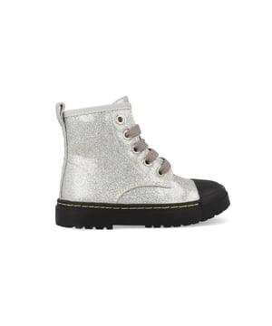 Dit item koop je nu extra voordelig in onze Meisjesschoenen sale outlet waar het altijd Shoesme sale is. Jouw Shoesme artikelen het hele jaar in de uitverkoop!
Shoesme Boots Biker SW21W011-B Zilver. Voor 23.59uur besteld, morgen geleverd.