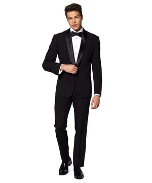 
Deze tijdloze zwarte smoking is Ã©Ã©n en al elegantie. De stijlvolle pasvorm, de dubbele plooi in de broek, de satijnen revers en het strikje zorgen ervoor dat jij er op je best uit ziet tijdens allerlei formele gelegenheden zoals bruiloften, galaâ€™s en evenementen met een black tie dressccode. Dit pak is een stuk goedkoper dan huren, maar dat zul je zeker niet aan de kwaliteit van deze smoking afzien. En met zoâ€™n tuxedo in de kast ben je altijd klaar voor een spontaan feestje!