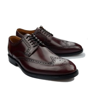 
U zult elke dag weer genieten van deze elegante en eenvoudige derby. De voering van echt leer van de hoogste kwaliteit garandeert een heerlijk comfort. Deze kastanjebruine derby voor heren is gemaakt van glad leer.