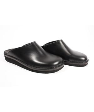 Soms loop je items tegen het lijf waar je spontaan verliefd op wordt. Deze topper van Kops is er zo een! Gegarandeerde blikvanger die je nu in je bezit kunt krijgen.
Merk: Kops, Model: Pantoffels, Materiaal: Leer, Kleur: Zwart
