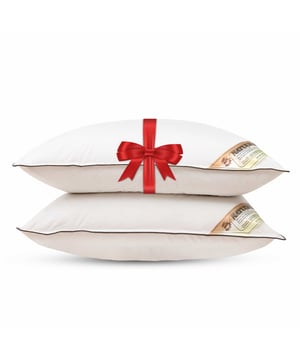 
Warm hoofd? Hier de perfecte oplossing! Dit Java Natuur Kapok kussen is de perfecte oplossing voor mensen met een warm hoofd. Origineel Javaans kapok is de meest verkoelende, ventilerende en absorberende grondstof die de natuur ons geeft. De natuurlijke vetlaag van de kapok pluizen neemt vocht subliem in zich op en voert dit razendsnel af aan de buitenlucht. Bovendien heeft de natuurlijke vetlaag van de kapok pluizen een bacterie werende werking, waardoor het materiaal hygiënisch blijft. Dit prachtige kapok kussen is heerlijke fris en koel. Zij absorbeert en verwerkt alle overtollige transpiratievocht razendsnel. Dit hoofdkussen is voorzien van een rits en een losvlokkige moduleerbare vulling, waardoor u de dikte kunt aanpassen aan uw persoonlijke slaapwens. Ouderwetse natuurkapok voor een steun gevende ondersteuning. Vulling: Royaal gevuld met 1000 gram originele natuurlijke Java-Kapok Tijk stof: 100% Oeko-Tex gecertificeerd zuiver katoen Luchtig, Ademend en Ventilerend Dikte aanpasbaar door rits Heerlijk koel en absorberend Aanpasbaar Volledig bacterie werend 100% Natuurlijk Kussen maat: 60x70cm  Alleen de beste kapok De beste Kapokbomen, en dus hun oogst staan op het Indonesische eiland Java. Dat heeft alles te maken met de locaties van de plantages, de jaarlijkse regelval, de zon-inval en de plaatselijke bodemstructuur en –samenstelling. Java-kapok is met voorsprong de beste Kapok ter wereld. Daarom maken de slaap specialisten van Slaaptotaal alleen heerlijke kapok-kussens van originele en wereldberoemde Java-kapok. Want: alles voor tópkwaliteit.  Eerlijk en duurzaam product: OEKO-TEX MADE IN GREEN garandeert: milieuvriendelijke productie product- en consumentenveiligheid door controles op schadelijke stoffen transparantie met betrekking tot de toeleveringsketens sociaal aanvaardbare en veilige werk- en productieomstandigheden Dat slaapt tóch lekkerder! Deze luxe Kapok kussens worden geleverd in ’n ademende draagtas, waarin u het kussen stofvrij, fris en ademend opbergt.   Kapok Hoofdkussens zijn verzegeld door een hygiëne-verzegeling, zo bent u ALTIJD gerustgesteld van een nieuw, ongebruikt en onbeslapen hygiënisch product. Controleer uw aankoop daarom zorgvuldig vóór het verbreken van de verzegeling en ingebruikname. Zo bent u altijd verzekerd van een nieuw en onbeslapen product. Dat slaapt toch net wat lekkerder!   Met dit product gaat u voor het hoogst haalbare slaapcomfort door middel van de meest strenge Europese kwaliteitscontroles. Naast kwaliteit staat hygiëne bij ons hoog in het vaandel; daarom ontvangt u altijd een nieuw, ongebruikt en onbeslapen en dus volledig fris product. Kortom: honderd procent nieuw van de hoogst haalbare kwaliteit zodat u met een gerust hart langdurig kunt genieten van uw aankoop. Dat slaapt toch lekkerder. Bovendien wordt uw bestelling zo compact en milieuvriendelijk mogelijk verpakt, zodat wij samen bijdragen aan een duurzame toekomst. CopyRock all rights reserved Merk: NachtrustOnline Materiaal: Kapok Kleur: Creme Afmetingen: 70x60cm EAN: 6097108116140