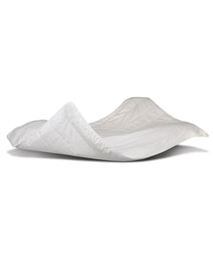
Het heerlijk koele zomerdekbed Harris&Darwin; SummerSilk is ideaal voor warme zomernachten. SummerSilk is gevuld met originele Tussah-Wildzijde, in flinterdunne en ultralichte uitvoering. Echte Tussah-wildzijde geeft nauwelijks warmte, is extreem vochtverwerkend, en voelt uiterst luxueus. ’n Weelderig gevoel, waar de Chinese keizers al verguld van waren. Voel dit gevoel, en u snapt waarom… SummerSilk is bekleed met een extra koele, natuurlijke tijkstof van 100% Percal-katoen. De speciaal ontwikkelde SummerSilk zomerdekbedden zijn flinterdun, heerlijk soepel en zó licht (slechts 200 gram/m²) dat u bijna niets op uw lichaam voelt. De ideale remedie tegen klamme, onrustige zomernachten. Deze kostbare vulling is omkleed met een prachtige, fijn geweven tijkstof van 100% katoenen Percal, die volledig is doorgestikt. Hierdoor vormt het dekbed soepel om het lichaam, en zal de vulling niet verschuiven. Vulgewicht 200g/m² 100% Origineel zuiver natuurlijke Tussah wildzijde (isolatiewaarde 0, gewichtsklasse 1). Volledig machine wasbaar op 40°C. Volledig stofvrij en non-allergisch Extreem absorberend Hoog ventilerend vermogen Luxueuze fijngeweven 100% Percal-katoenen tijkstof Het neusje van de zalm in Koninklijk Zomercomfort.  Tussah Wildzijde: Dit unieke SummerSilk zomerdekbed is gevuld met échte natuurlijke Tussah wildzijde. Tussah-zijde is de draad van de cocon van de Tussah-zijderups, die in de binnenlanden van China en India voorkomt. De platte, extreem sterke zijdedraad (zijde heeft een hogere rekweerstand dan staal van dezelfde diameter) heeft een bijzonder groot absorberend en ventilerend vermogen en geeft nauwelijks warmte. Tussah-natuurzijde is als geen ander product in staat de lichaamswarmte af te stoten en ons overmatig transpiratievocht effectief en razendsnel te verdampen. Uitermate geschikt dus als zomerdekbed-vulling. Slapen als een vorst Al eeuwen geleden werd natuurzijde aan de hoven van de Chinese keizers als vulmateriaal gewaardeerd. Ook in de tropen is het zijden dekbed bekend en beproefd. SummerSilk staat voor Keizerlijke Klasse in verkoeling. Het ideale dekbed voor wie een deken net te veel is, maar een laken net te weinig… Bovendien zijn de speciaal ontwikkelde SummerSilk zomerdekbedden flinterdun, heerlijk soepel en zó licht (slechts 200 gram/m²) dat u bijna niets op uw lichaam voelt. De ideale remedie tegen klamme, onrustige zomernachten. Deze kostbare vulling is omkleed met een prachtige, fijn geweven tijkstof van 100% katoenen Percal, die volledig is doorgestikt. Hierdoor vormt het dekbed soepel om het lichaam, en zal de vulling niet verschuiven. Deze luxe SummerSilk zomerdekbedden worden geleverd in een ademende draagtas, waarin u het dekbed –als u het in de winter niet gebruikt– stofvrij, fris en ademend opbergt.   Meet u voor het bestellen uw dekbedmaat of matrasmaat op, zo bent u altijd zeker van de juiste maat. Schaperie Dekbedden zijn verzegeld door een hygiëne-verzegeling, zo bent u ALTIJD gerustgesteld van een nieuw, ongebruikt en onbeslapen hygiënisch product. Controleer uw aankoop daarom zorgvuldig vóór het verbreken van de verzegeling en ingebruikname. Zo bent u altijd verzekerd van een nieuw en onbeslapen product. Dat slaapt toch net wat lekkerder!   Met dit product gaat u voor het hoogst haalbare slaapcomfort door middel van de meest strenge Europese kwaliteitscontroles. Naast kwaliteit staat hygiëne bij ons hoog in het vaandel; daarom ontvangt u altijd een nieuw, ongebruikt en onbeslapen en dus volledig fris product. Kortom: honderd procent nieuw van de hoogst haalbare kwaliteit zodat u met een gerust hart langdurig kunt genieten van uw aankoop. Dat slaapt toch lekkerder. Merk: Harris&Darwin; Materiaal: Zijde Kleur: Wit Afmetingen: 240x220cm EAN: 8720256479215