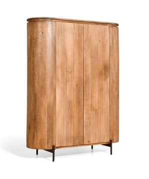 
Verrijk je interieur met onze praktische en stijlvolle Wandkast Mokka. Met twee grote deuren en uitgebreide opslagruimte, biedt dit meubelstuk de perfecte combinatie van functionaliteit en esthetiek. De chique latjes op de kast en de zachte ronde geven deze wandkast een luxe uitstraling. De wandkast is gemaakt van hoogwaardig mango hout, wat bekend staat om zijn duurzaamheid en betrouwbaarheid. Het stevige ontwerp zorgt ervoor dat dit meubelstuk bestand is tegen de dagelijkse slijtage, terwijl het tegelijkertijd een stijlvolle aanvulling is op elke kamer. De afmetingen van de wandkast Mokka zijn 115 x 151 x 43 cm. Merk: Collectables Kleur: Lichtbruin Afmetingen: 115x40x151