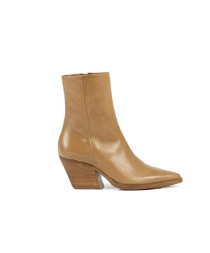 
De Emma emma-camel van Bukela is een echte blikvanger. De Emma emma-camel is uitgevoerd in de kleur Camel. Bekijk ook onze overige collectie van Bukela op onze webshop!