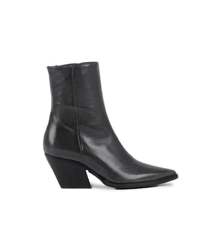 
De Emma emma-black van Bukela is een echte blikvanger. De Emma emma-black is uitgevoerd in de kleur Black. Bekijk ook onze overige collectie van Bukela op onze webshop!