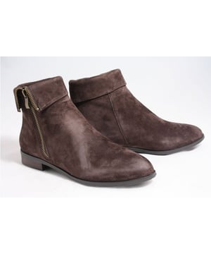 Dit item is nu in de aanbieding in onze online Everybody outlet
Merk: Everybody, Model: Enkellaars, Materiaal: Suede, Hakhoogte: 2 cm, Kleur: Bruin