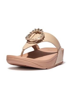  Helemaal bij de tijd met deze musthave van FitFlop   Topkwaliteit zoals je van FitFlop gewend bent  Uit de nieuwste collectie en nu beschikbaar voor jou!
Onze bestseller Lulu sandalen hebben een tijdloze driehoekige vamp, zacht gewatteerd bovenwerk en een zacht lederen teenstuk. Op onze super dempende, drukverdelende Microwobbleboard tussenzolen voor de hele dag ergonomisch comfort. Deze versie is prachtig gemaakt van soepel leer. En voorzien van een glinsterende, op een gesp geïnspireerde cirkel - van metaal, met een gelakte matte afwerking, bezaaid met glinsterende ton-sur-ton 'kristallen'. Ze zijn niet alleen non-stop comfortabel, maar geven onmiddellijk een vleugje verfijnde glamour aan wat u ook draagt (of het nu een chique jurk is of uw favoriete jeans).