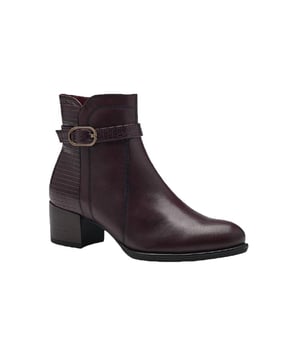 
Tamaris in onze webshop. Enkellaarzen van het topmerk Tamaris. Dit model heeft een ritssluiting. Deze korte laarzen van Tamaris maken je outfit helemaal compleet. in onze webshop. bestel je de Tamaris 1-25041-41 in bordo 549 gemakkelijk en snel.