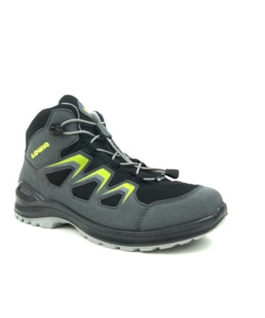 
Op zoek naar stevige en comfortabele wandelschoenen voor avontuurlijke kinderen? De LOWA wandelschoenen zijn speciaal ontworpen voor jongens en meisjes die graag buiten actief zijn. Dit model van het gevestigde merk LOWA is ideaal voor jonge wandelaars die graag het bos of heuvelachtig terrein verkennen.



 Deze wandelschoen combineert een robuust materiaal van leer en synthetische delen, waardoor hij lang meegaat en tegelijkertijd licht aanvoelt aan de voet. Dankzij de ademende én waterdichte eigenschappen van het materiaal blijven voeten van je kind comfortabel droog, ongeacht de weersomstandigheden. De schoen is voorzien van een vetersluiting waarmee je makkelijk de pasvorm naar wens aanpast. Het uitneembare voetbed zorgt ervoor dat de schoenen eenvoudig zijn te luchten of te vervangen, ideaal als je kind steunzolen gebruikt. Dankzij de toegewezen wandelcategorie kun je op pad over verschillende typen terrein, of het nu gaat om een boswandeling of lichte bergen, deze schoen