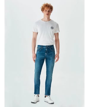 
Deze slim fit jeans van LTB Jeans het model Joshua. Deze spijkerbroek is gemaakt om een verfijnde comfort te bieden tijdens het dragen. Door de elasticiteit, oftewel door de stretch, is het extra comfortabel om deze spijkerbroek te dragen. Naast de comfort van deze jeans is ook de bewegingsvrijheid erg prettig. Deze jeans is gemaakt van 95% katoen, 4% polyester en 1% elastaan.