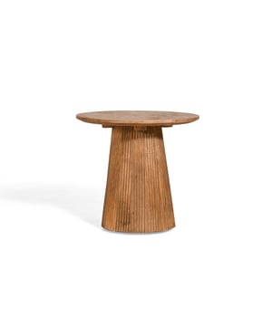 
Deze scandi-look bijzettafel Mokka van mangohout heeft een eenvoudig en strak design. De naturel bruine kleur toont subtiel de kenmerken van het mangohout en geeft de bijzettafel een luxe, warme look. Met een praktische afmeting van 60 x 60 x 42 cm past de tafel gemakkelijk in diverse ruimtes. Het ronde ontwerp is voorzien van een onderstel met half ronde latjes, wat zorgt voor een luxe uitstraling een rustieke touch. Merk: Collectables Kleur: Lichtbruin Afmetingen: 50x50x46