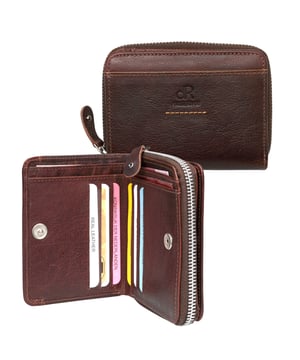 
Afmetingen: 12.00 cm breed x 9.00 cm hoog x 2.00 cm diep <p>Een kleine stoere damesportemonnee gemaakt van een gewaxt rundleder. Heeft ruimte voor veertien creditcards en twee steekvakken voor papiergeld. Dit vak is afsluitbaar met een drukknop. Het vak voor muntgeld is afsluitbaar met een rits  en er zit aan de voorzijde nog een steekvak.</p>