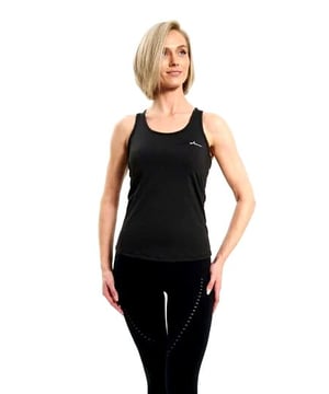 
Introductie

De FORZA tank top essential noos in zwart is een perfecte keuze voor sportieve dames die een stijlvolle en comfortabele look willen creëren. Deze tank top is ontworpen om je lichaam te ondersteunen tijdens intensieve trainingen en heeft een ontwerp dat je zelfvertrouwen geeft.

Voordelen

De FORZA tank top essential noos zorgt voor een geweldige pasvorm en is gemaakt van ademend materiaal. Het heeft een hoog ademend vermogen waardoor je je comfortabel en koel voelt tijdens je workout. Daarnaast bevat de tank top een ingebouwde media-gordel die je smartphone tijdens je workout op zijn plaats houdt.

Belangrijke kenmerken


  Gemaakt van ademend materiaal
  Hoog ademend vermogen
  Ingebouwde media-gordel
  Geschikt voor intensieve trainingen
  Verhoogt