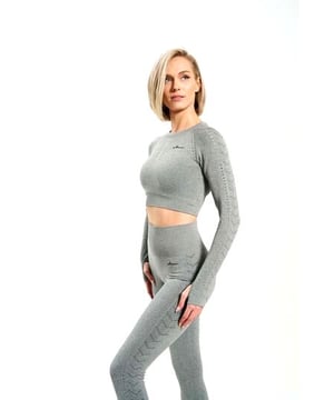 
Introductie
De FORZA crop top ls energy is perfect voor dagelijks gebruik tijdens je training. Gemaakt van een zachte, ademende stof met een geribbelde tekstuur. Deze crop top is verkrijgbaar in verschillende kleuren en is voorzien van een aantrekkelijk logo. Met de FORZA crop top ls energy ben je klaar om je trainingen van start te gaan. 

Voordelen
De FORZA crop top ls energy biedt een aantal voordelen. Het is gemaakt van een zachte, ademende stof die je heerlijk en comfortabel laat bewegen. Ook heeft het een trendy geribbelde tekstuur en een aantrekkelijk logo. Verkrijgbaar in meerdere kleuren, de FORZA crop top ls energy staat garant voor een trendy look. 

Belangrijke Kenmerken

  Zachte, ademende stof
  Geribbelde tekstuur
  Trendy look
  Aantrekkelijk logo
  Verkrijgbaar in verschillende