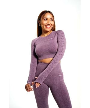 
Introductie
De FORZA crop top ls energy is perfect voor iedereen die de uitdaging aangaat om een fit en gezond leven te leiden. Deze crop top heeft een comfortabele pasvorm die je lichaam perfect omhult terwijl je beweegt. Het is vervaardigd uit hoogwaardige en ademende materialen, waardoor je een droog en fris gevoel behoudt. De top is verkrijgbaar in een paarse kleur en is verkrijgbaar in damesmaten.

Voordelen
De FORZA crop top ls energy is een perfecte oplossing voor iedereen die op zoek is naar een comfortabel, ademend en duurzaam kledingstuk. De top is gemaakt van hoogwaardige materialen die vocht absorberen, zodat je droog en fris blijft terwijl je beweegt. De top is ook ontworpen met een slimme pasvorm die je lichaam omhult en je vrijheid geeft om te bewegen.

Belangrijke kenmerken

Hoogwaardige materialen voor ademend comfort
Vochtabsorberende