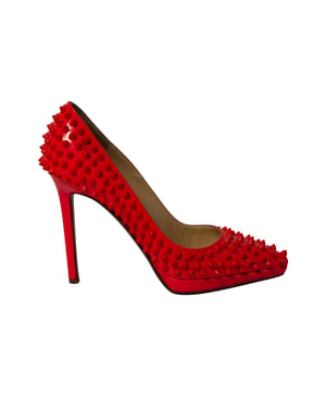 Christian Louboutin Pigalle Plato 120 Spiked Hakken in Neon Rood Patelleer