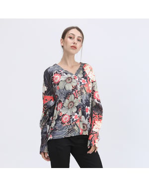 Macro -bloemenprint en v -nekblouse