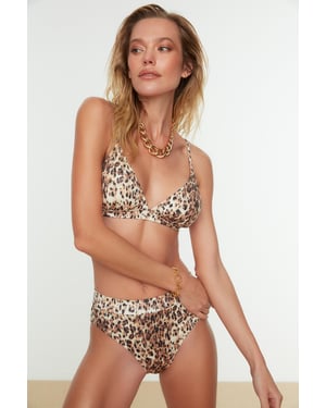 Ung Bikiniset i Brunt