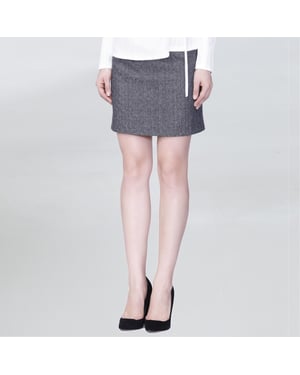 Kort ullkjol och läderbyxa
