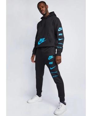 Nike Sportswear Standard Issue Hooded Tracksuit in Zwart