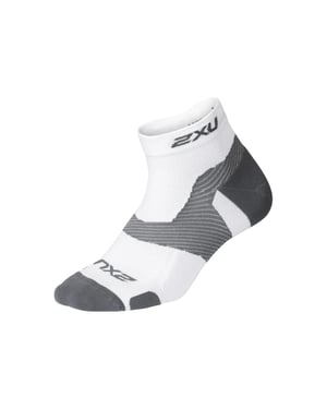 2XU Light Cush Mens White/Grey 1/4 Crew Strumpor