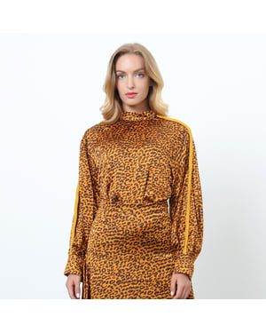 Blus i leopardmönster och ärmar med tofsar