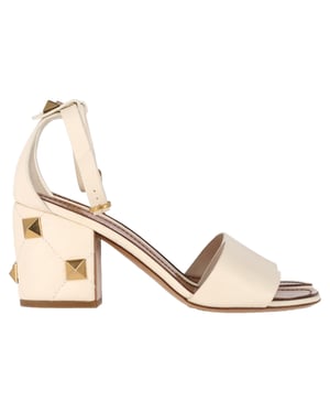 Valentino Roman Stud Blokhak Sandalen in Crème Leer