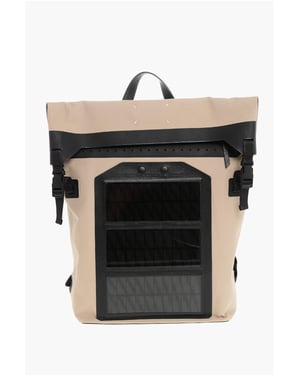 Mackintosh-ryggsäck med upprullningsbar design och integrerad solcellspanel i beige