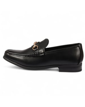 Svarta herrloafers med guldspänne och eleganta slip-on-skor