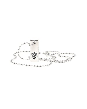 Marc by Marc Jacobs Copiosus halsband med latinska fraser i försilvrad mässing
