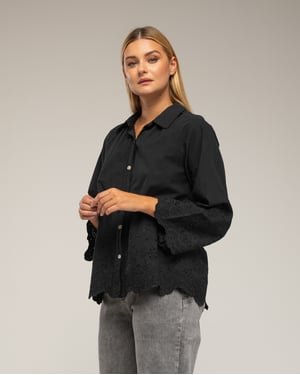 Overmaatse blouse met borduursel op de mouwen