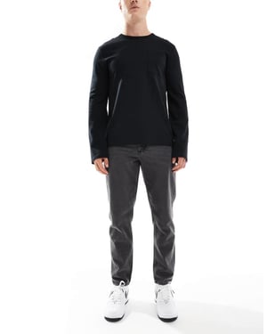 ASOS DESIGN – Svarta, avsmalnande jeans med tvätt