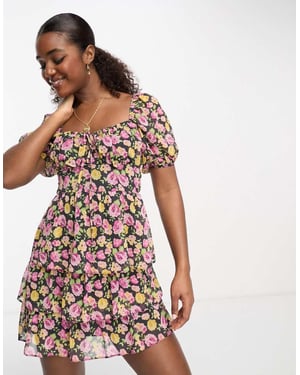 Miss Selfridge – Blommig miniklänning i chiffong med skiktad passform