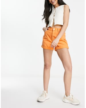 Monki – Orangea jeansshorts med uppvikbar passform