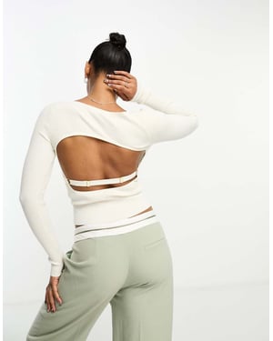 Miss Selfridge – Krämfärgad, ribbad stickad topp med fyrkantig halsringning och öppen rygg