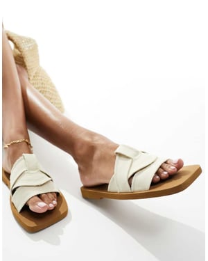 Public Desire – Lyra – Krämfärgade, platta sandaler i linne med slip-on-mönster
