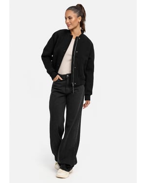 Marikoo dam mellanjacka Zunaa i bomber-/college-stil