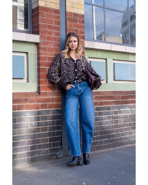Blå jeans med medelhög midja och raka ben
