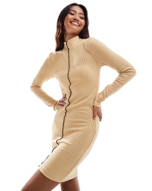 Vero Moda – Beige ribbad miniklänning i jersey med salladsröda sömmar
