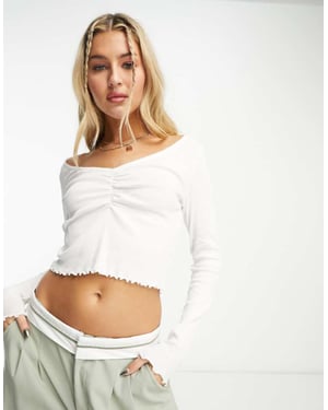 Monki – Vit topp med lång ärm och salladskant