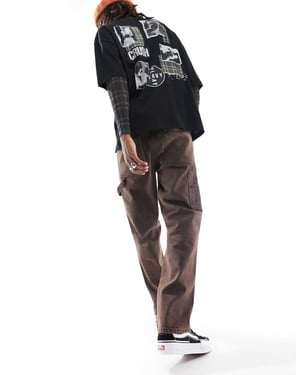ASOS DESIGN – Mörkbruna jeans med raka ben och snickardetaljer